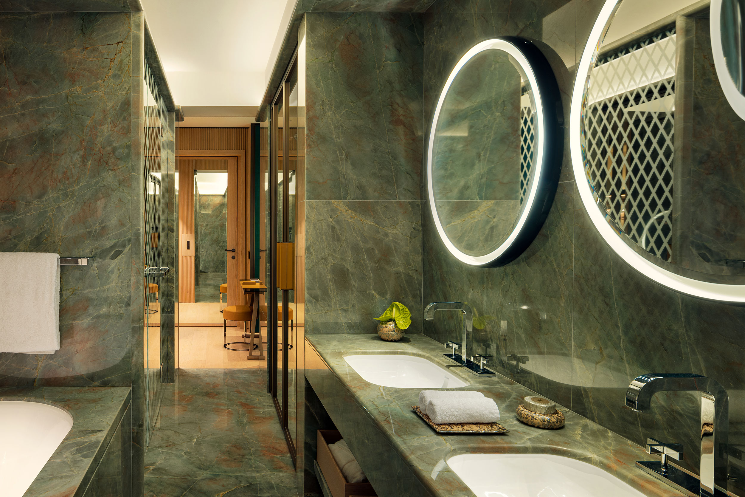 Bagno, vasca, lavabo, pavimento, rivestimento, Quarzite verde Aquamix, Bulgari Hotel, Roma