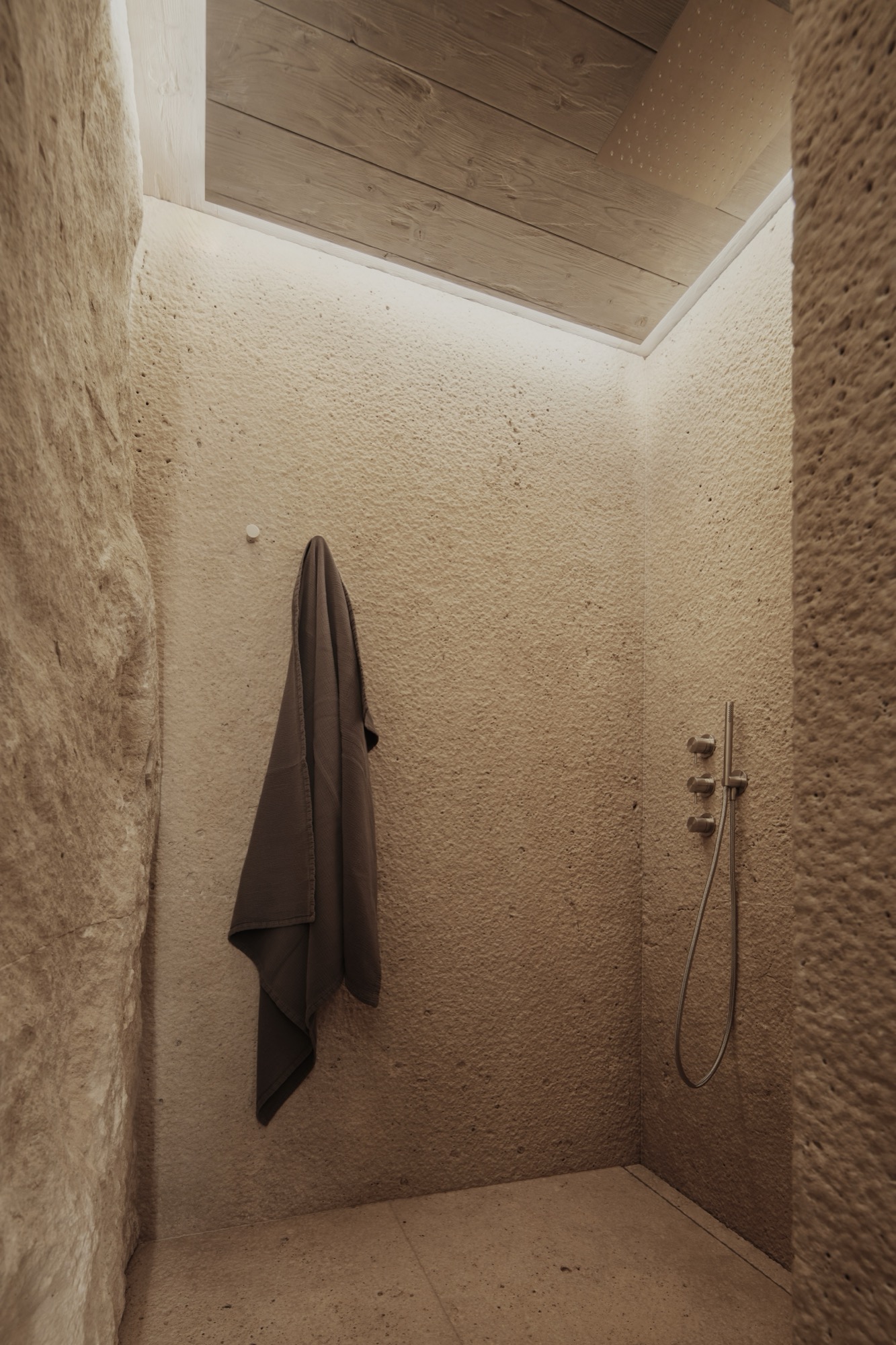 bagno, doccia, rivestimento, rockfinish, travertino, residenza privata Cortina D'Ampezzo