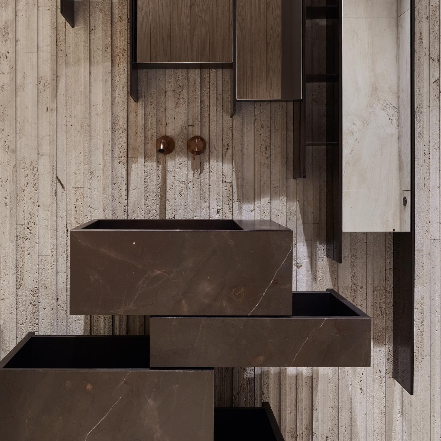 bagno, lavandino, scorrevole listelli, travertino Bronze amani, residenza privata, Mosca