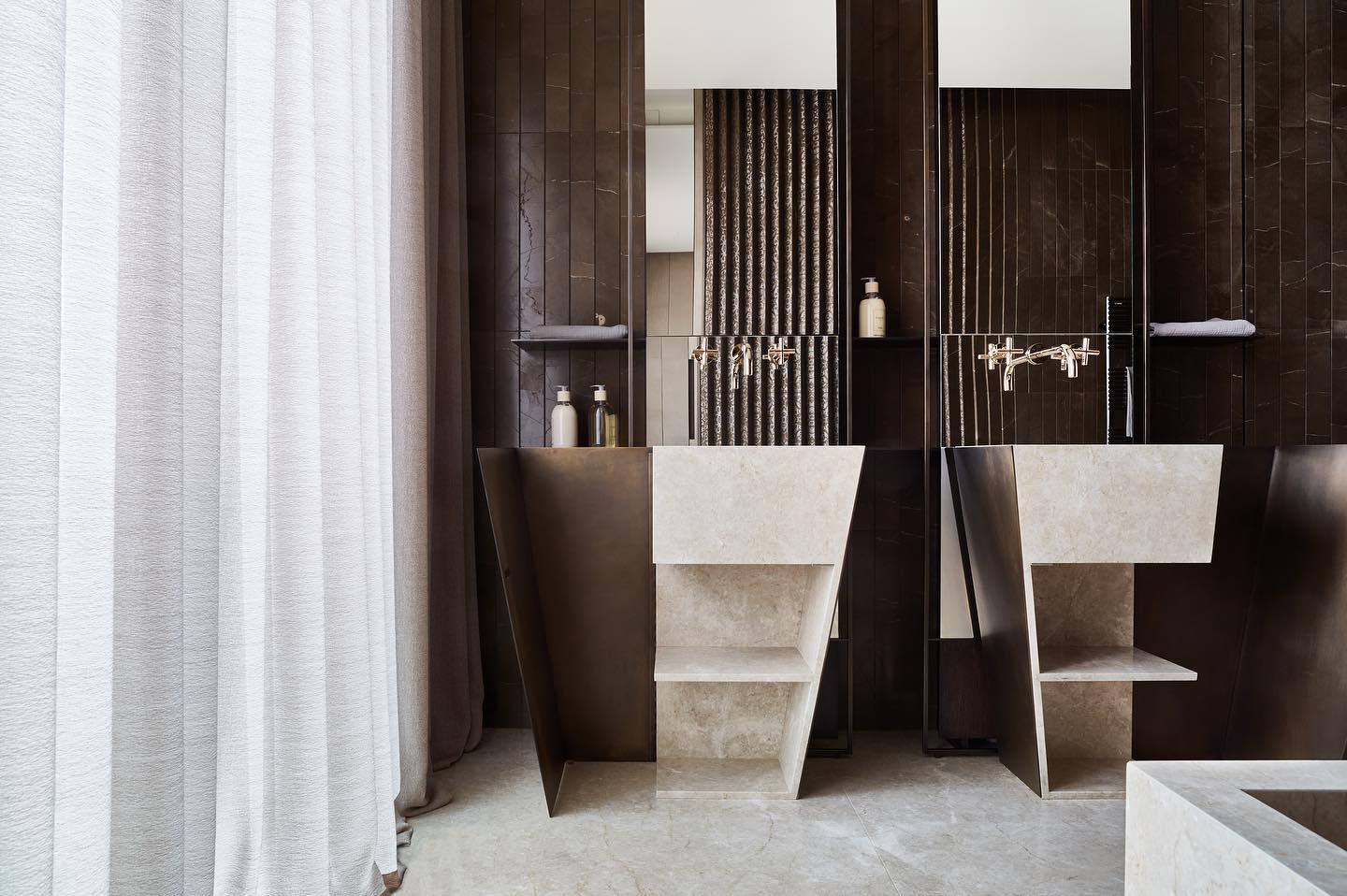 bagno, lavandino, rivestimento, doghe, crema emperador bronze amani, residenza privata, mosca