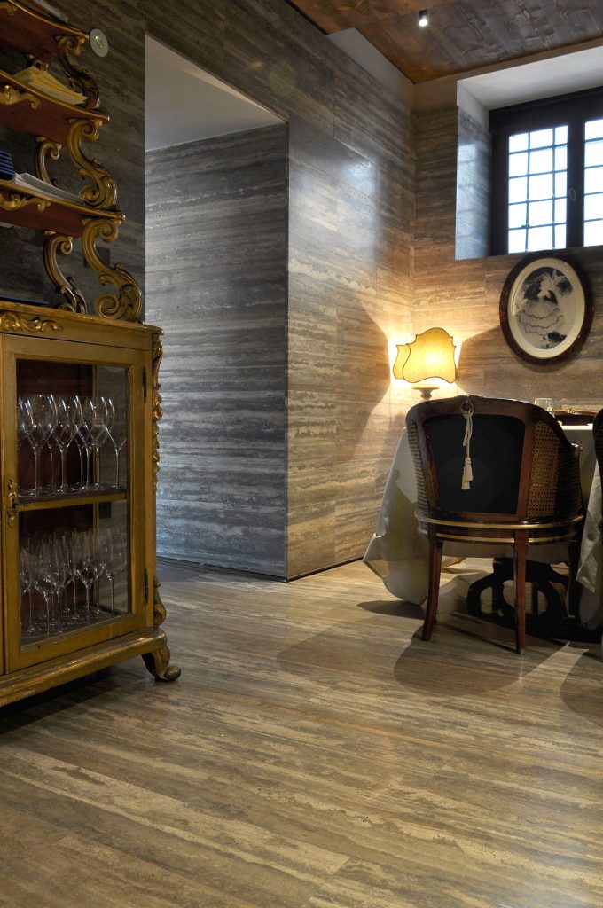 Interni in Bianco di Carrara e Travertino dell'Hotel Venart a Venezia