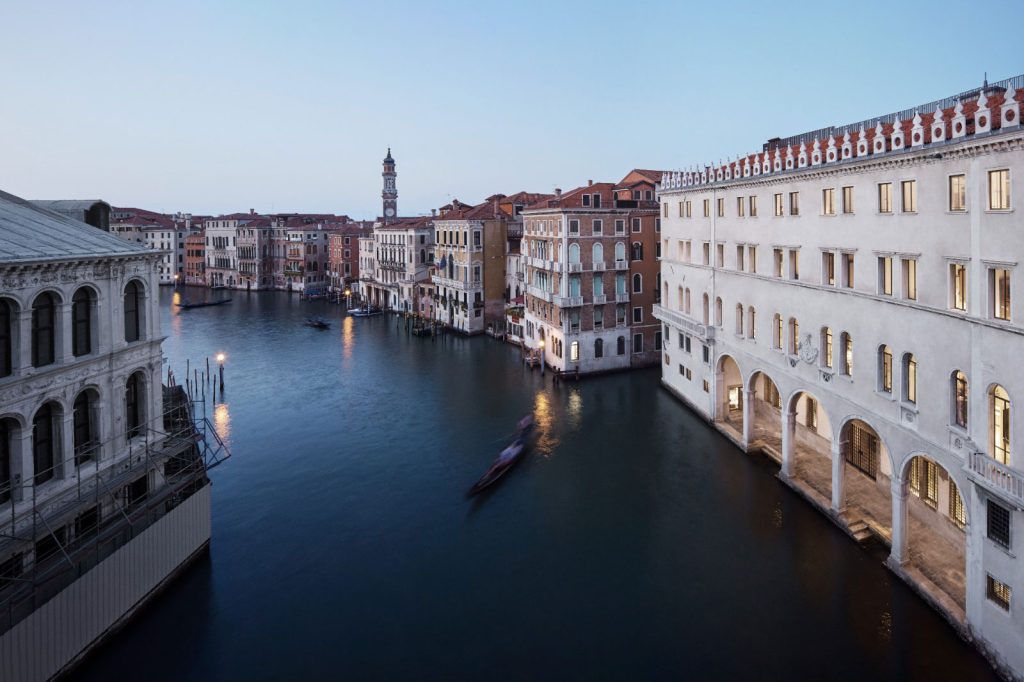 Dettaglio in pietra naturale di un edificio veneziano